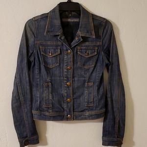 Women's fitted denim jacket